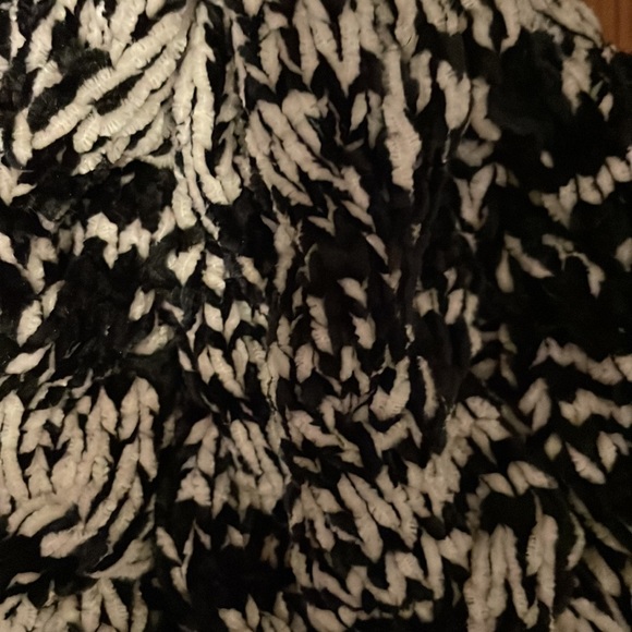 Soft chenille knit beanie - Picture 3 of 6